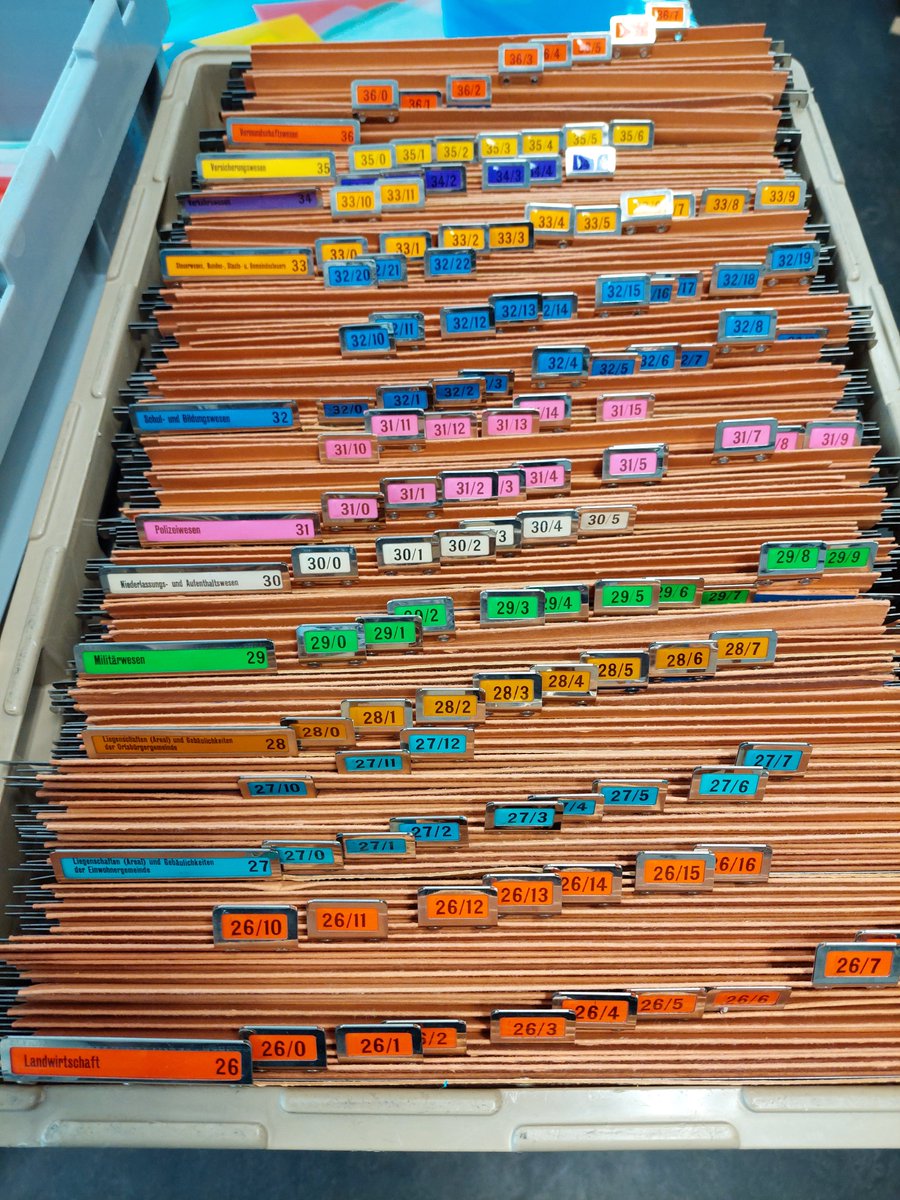 Ordnungssystem nach Farben #farbenspektakel #kommunalarchive #archivCH #archivtrouvaillen