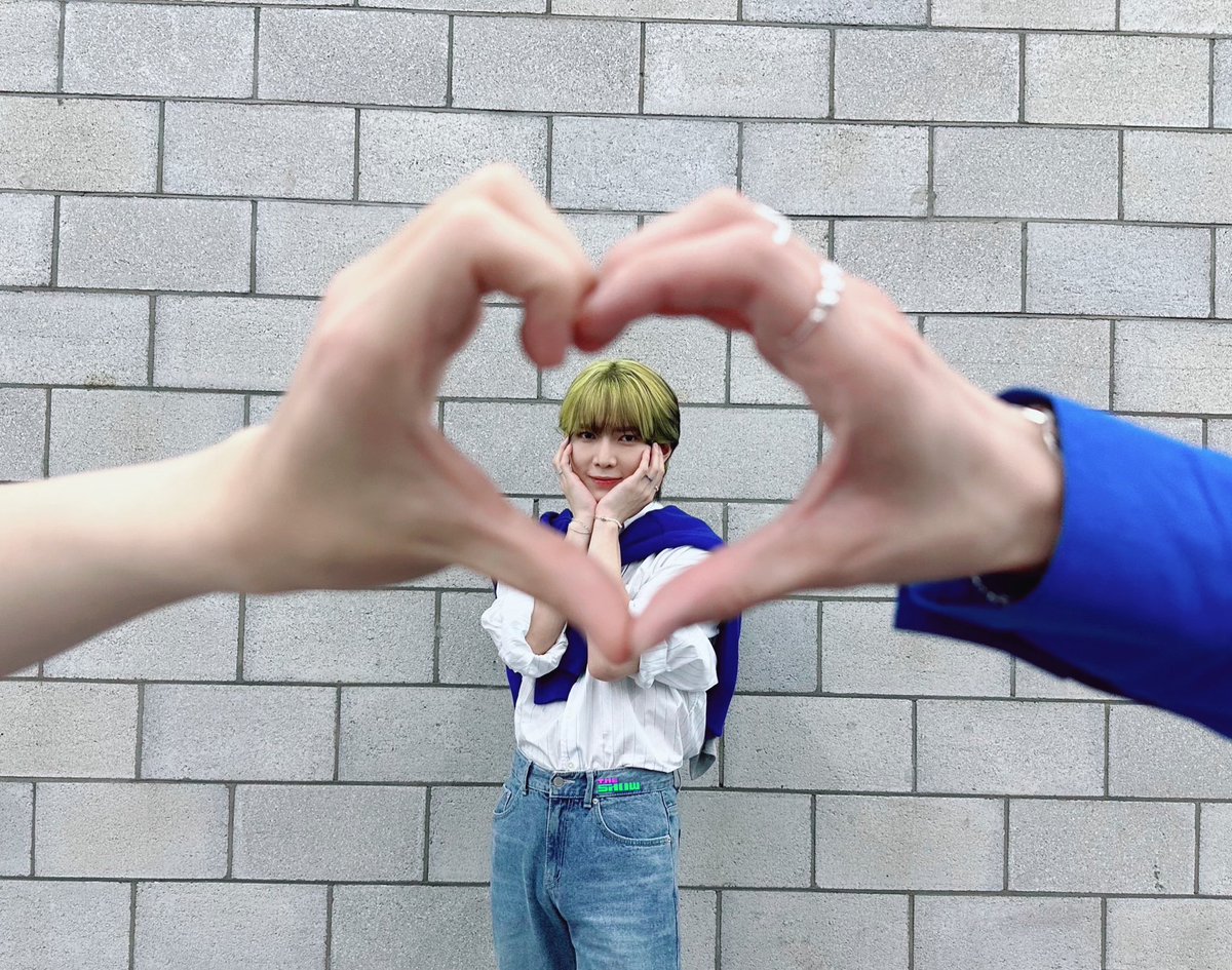 theshow_offcl's tweet photo. 하😰 #더쇼 오늘 아침에🌞 일어났는데 누가 문을 쾅쾅쾅💥 두드리는 거예요❓ 곧 문🚪 부숴지겠다👊🏻 싶을 정도로 두드리길래 겁 먹고🫣 슬쩍👀 열었더니 💖#내꾸즈💚가 더쇼 마음의🫀 방으로 뚜벅뚜벅🚶🏻‍♂️ 걸어들어옴｡💞
#여상 #샤오쥔 #형섭 @ATEEZofficial @NCTsmtown @WayV_official @TPST__official https://t.co/ChHvR0vCko