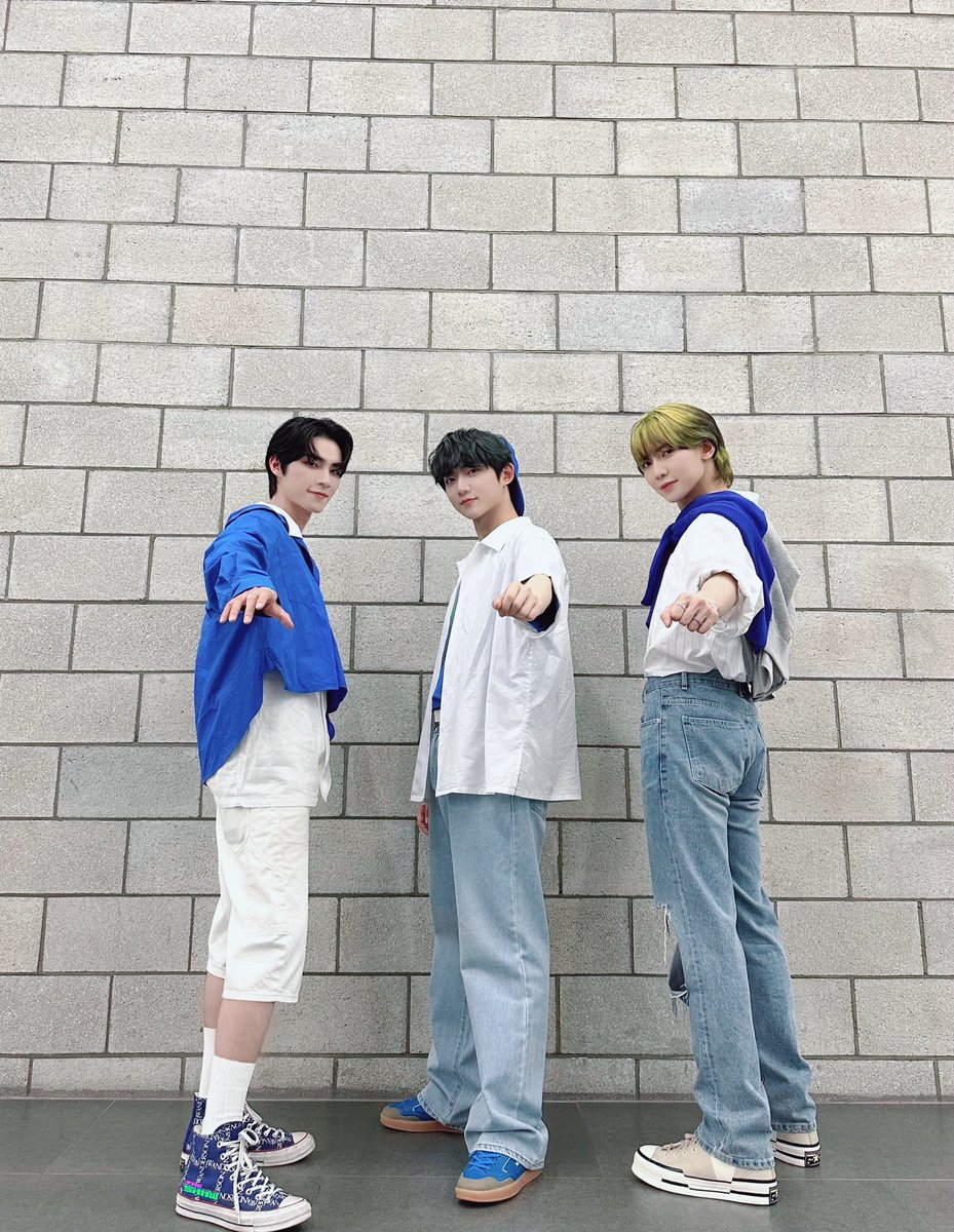 theshow_offcl's tweet photo. 하😰 #더쇼 오늘 아침에🌞 일어났는데 누가 문을 쾅쾅쾅💥 두드리는 거예요❓ 곧 문🚪 부숴지겠다👊🏻 싶을 정도로 두드리길래 겁 먹고🫣 슬쩍👀 열었더니 💖#내꾸즈💚가 더쇼 마음의🫀 방으로 뚜벅뚜벅🚶🏻‍♂️ 걸어들어옴｡💞
#여상 #샤오쥔 #형섭 @ATEEZofficial @NCTsmtown @WayV_official @TPST__official https://t.co/ChHvR0vCko