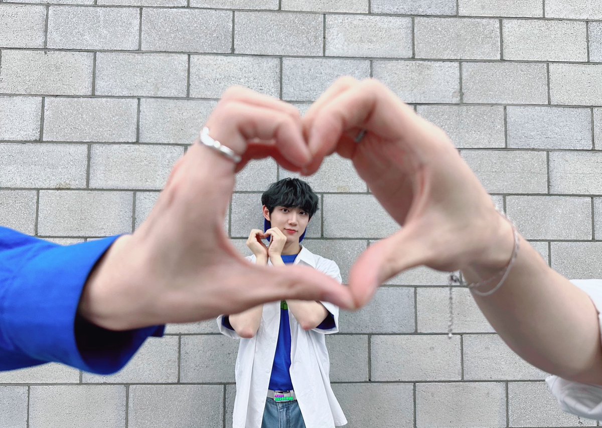 theshow_offcl's tweet photo. 하😰 #더쇼 오늘 아침에🌞 일어났는데 누가 문을 쾅쾅쾅💥 두드리는 거예요❓ 곧 문🚪 부숴지겠다👊🏻 싶을 정도로 두드리길래 겁 먹고🫣 슬쩍👀 열었더니 💖#내꾸즈💚가 더쇼 마음의🫀 방으로 뚜벅뚜벅🚶🏻‍♂️ 걸어들어옴｡💞
#여상 #샤오쥔 #형섭 @ATEEZofficial @NCTsmtown @WayV_official @TPST__official https://t.co/ChHvR0vCko
