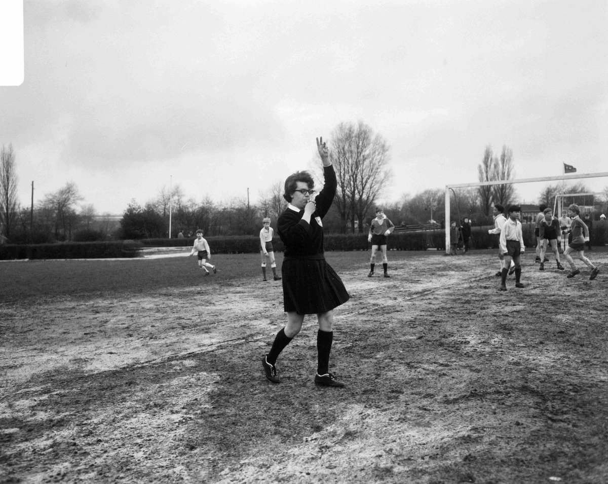Franca Overtoom is als eerste Nederlandse vrouw opgenomen in het arbitrageteam op een WK voetbal. De eerste vrouwelijke scheidsrechters werden in 1961 opgeleid in Alkmaar. Dat was stiekem, omdat dit niet mocht van de KNVB-voorzitter.

Mijn verhaal staat op sportgeschiedenis.nl/sporten/voetba…