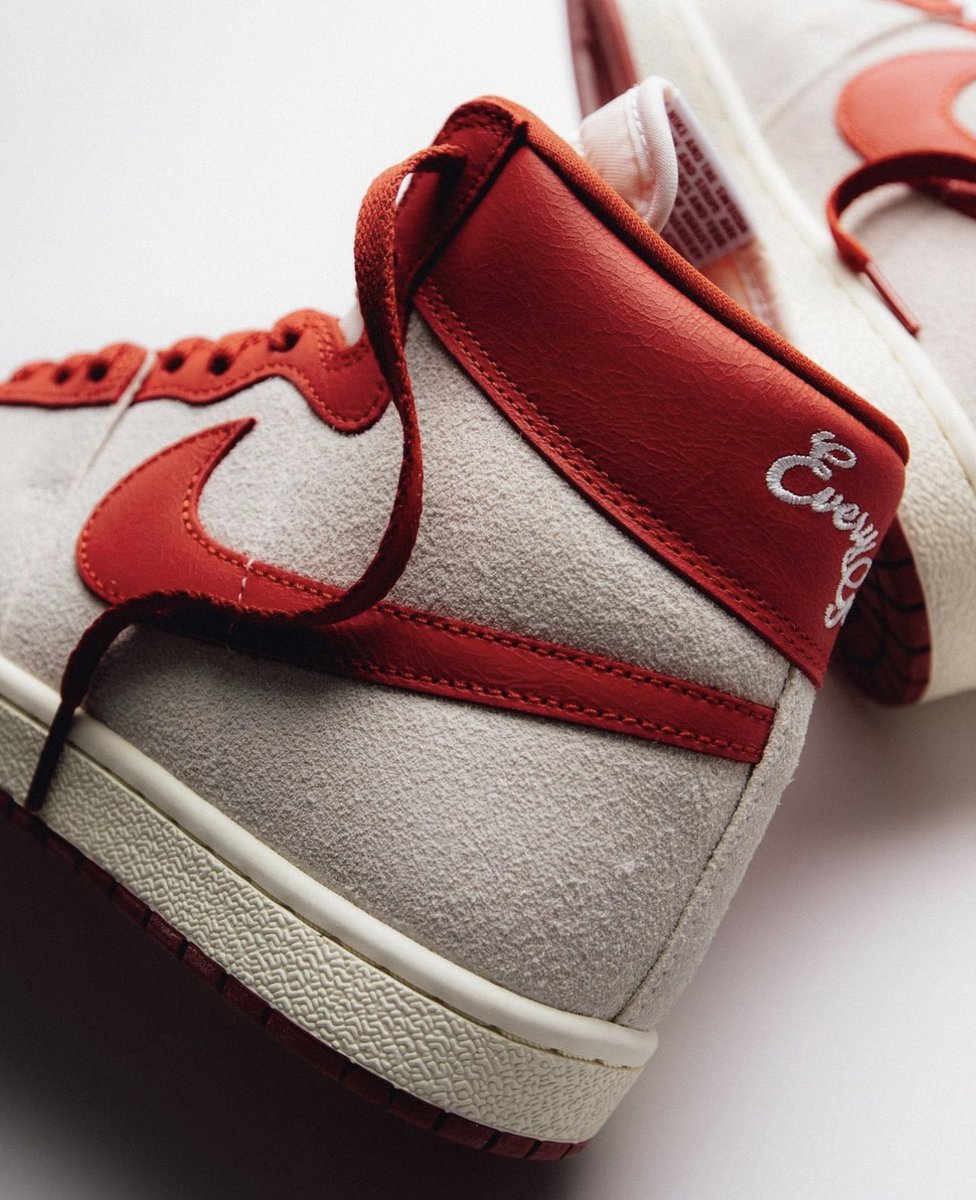 djdilon's tweet image. It's all about the smooth suede upper in a cool Summit White shade. The eyestay, Swoosh, and collar feature eye-catching cracked leather accents in Dune Red. Plus, the collar is embroidered with 'Every Game' for that extra touch. #NikeJordan #nikeairship #everygame #40