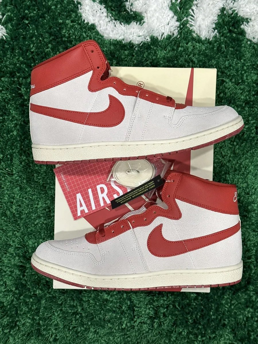 djdilon's tweet image. It's all about the smooth suede upper in a cool Summit White shade. The eyestay, Swoosh, and collar feature eye-catching cracked leather accents in Dune Red. Plus, the collar is embroidered with 'Every Game' for that extra touch. #NikeJordan #nikeairship #everygame #40