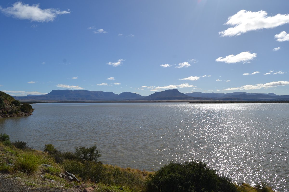 DID YOU KNOW: The Nqweba Dam in #CamdebooNationalPark was completed in 1925 and covers about 1 000h. Originally named the Van Ryneveld's Pass Dam, the name was changed in 2001 to Nqweba (Xhosa word meaning: “meeting place”). 📸Karoo Heartland #GraaffReinet #LiveYourWild <a href="/SANParks/">SANParks</a>