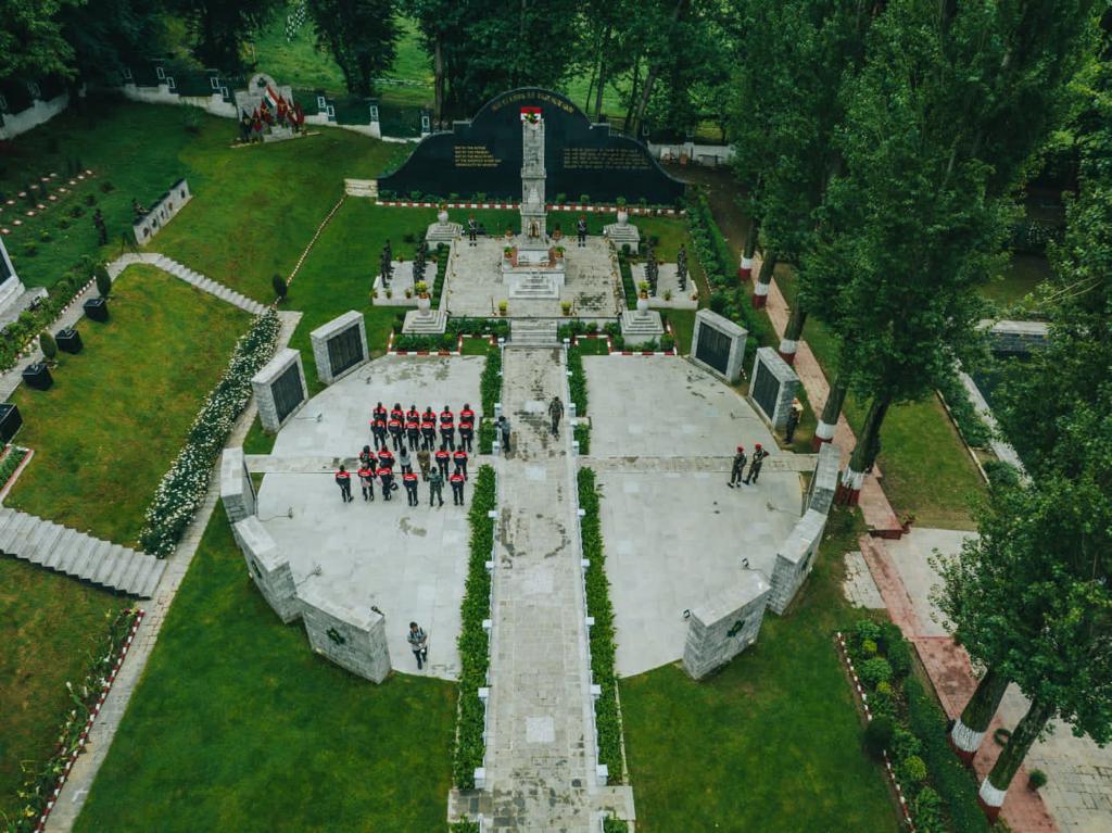 JnKFact's tweet photo. Day 7 : #Nari Sashaktikaran Women Motorcycle Rally

The intrepid drivers of the Motorcycle Rally began the penultimate leg of their arduous  journey by paying homage at the Chinar War Memorial in #Srinagar 

#KargilVijayDiwas
 @jnkfact https://t.co/ilg2bYcmcs
