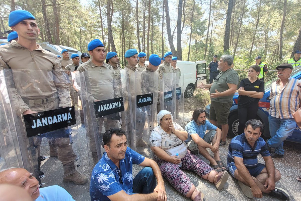 KESK1995's tweet photo. Bodrum ve Milas’ı besleyen en önemli su havzasında bulunan Akbelen Ormanı sadece çevre köylerin değil ülkemizin de son nefes alanlarından biridir. Çevresi geçtiğimiz yıllarda yaşanan orman yangınlarında tamamen yok olduğundan kuş türlerinin üreme, beslenme, barınma ve dinlenme amacıyla kullandığı doğal yaşam ortamıdır. Şirketlerin kar hırsı uğruna ağaçları kesmesi, ormanları talan etmesi ekosistem katliamıdır. Anayasanın 169. Maddesi gereğince ormanı koruması gereken iktidarın güvenlik güçlerini köylülerin karşısına dikerek şirketlere kol kanat germesi kamu gücünün kötüye kullanımı ve anayasal suçtur.
Akbelen Ormanı kesimi derhal durdurulmalı, talancı şirketlerin elini suyumuzdan, ormanımızdan, derelerimizden çekmesi sağlanmalıdır!