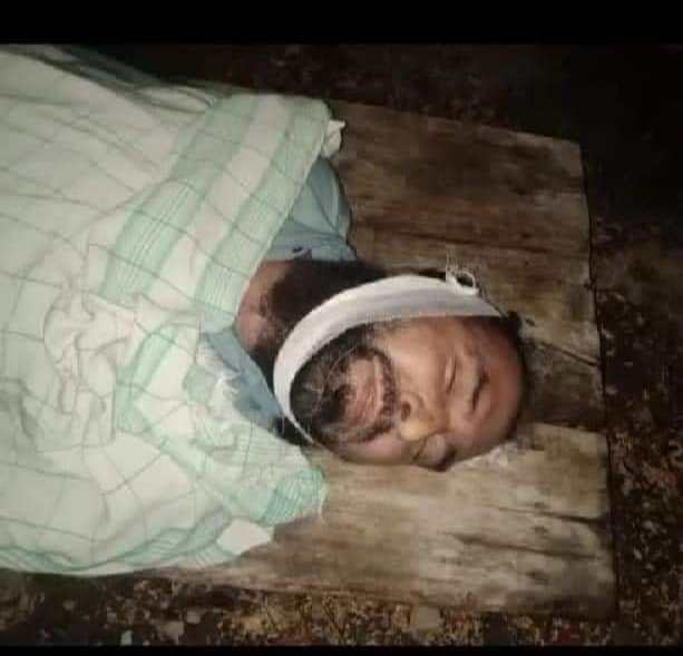 Abdulla92091082's tweet photo. سندھ پولیس کے ظلم کی انتہا ۔
۔
ظلم کے خلاف آواز اٹھاؤ
۔
صوبہ سندھ ضلع خیر پور کے علاقے چونکو نارہ میں مقامی پولیس اہلکاروں کے  تشدد سے باجوڑ کا رہائشی جان بحق ۔
ضلع باجوڑ کا رہائشی سلطان محمد ولد لعل محمد ساکن ڈمہ ڈولہ صوبہ سندھ میں ٹیلر نگ کا کام کرتا تھا ۔مقامی تھانے میں انٹری نہ کرنے کے جرم کے پاداش میں کئی پختونوں کو گرفتار کیا تھا جس میں 18 سال سے کم عمر بچے بھی شامل تھے۔ان سے رقم لیکر چھوڑ دیا گیا ۔جبکہ سلطان محمد مرحوم 
ایس ایچ او ممتاز نے مقامی پولیس کے ذریعے مسمی سلطان محمد کو دکان سے گرفتار کرکے اس کے ہاتھ پاؤں باندھ کر اس پر دو دنوں تک تشدد کیا ۔جس کے باعث اس کی حالت غیر ہوگئی ۔
پھر پولیس نے اس کو خیر پور ہسپتال منتقل کرنے کی کوشش کی ۔لیکن سلطان محمد راستے میں ہی دم توڑ گئے۔
مرحوم سلطان محمد 6 بچے اور ایک بیوہ چھوڑ کر چلے گئے ۔لیکن اس کے بچے ریاست سے  ضرور یہ  سوال پوچھ رہے ہیں کہ ہمارے والد نے ایسا کونسا جرم کیا تھا ؟؟۔جس کی وجہ سے ہمیں یتیم بنا دیا گیا ۔

مرحوم کے اہل خانہ نے وزیر اعظم پاکستان، آرمی چیف،کور کمانڈر خیبر پختونخوا وزیر اعلیٰ اور گورنر خیبر پختونخوا سے انصاف کے حصول کی اپیل کی ہے۔
