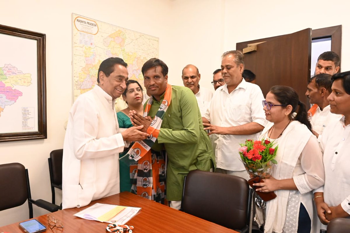 INCMP's tweet photo. प्रदेश कांग्रेस अध्यक्ष कमलनाथ जी के नेतृत्व से प्रभावित होकर कांग्रेस नेता अशोक सिंह जी, विधायक प्रागीलाल जाटव जी एवं शोभा उपाध्याय जी के नेतृत्व में शिवपुरी जिले की करैरा विधानसभा के 12 जनपद सदस्यों ने कांग्रेस की सदस्यता ग्रहण की।

"जय कांग्रेस, विजय कांग्रेस" https://t.co/6sIHBHV4pi