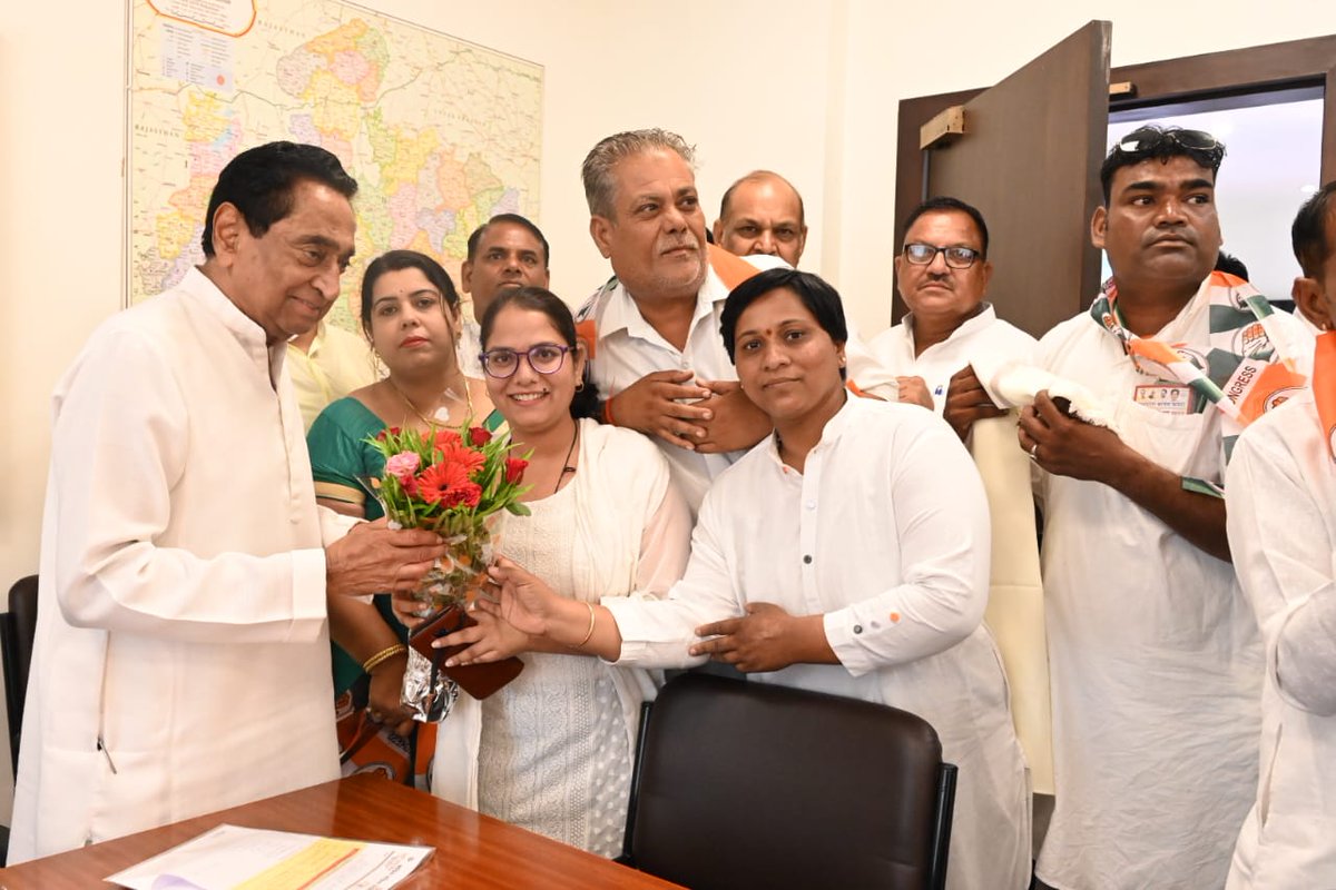 INCMP's tweet photo. प्रदेश कांग्रेस अध्यक्ष कमलनाथ जी के नेतृत्व से प्रभावित होकर कांग्रेस नेता अशोक सिंह जी, विधायक प्रागीलाल जाटव जी एवं शोभा उपाध्याय जी के नेतृत्व में शिवपुरी जिले की करैरा विधानसभा के 12 जनपद सदस्यों ने कांग्रेस की सदस्यता ग्रहण की।

"जय कांग्रेस, विजय कांग्रेस" https://t.co/6sIHBHV4pi
