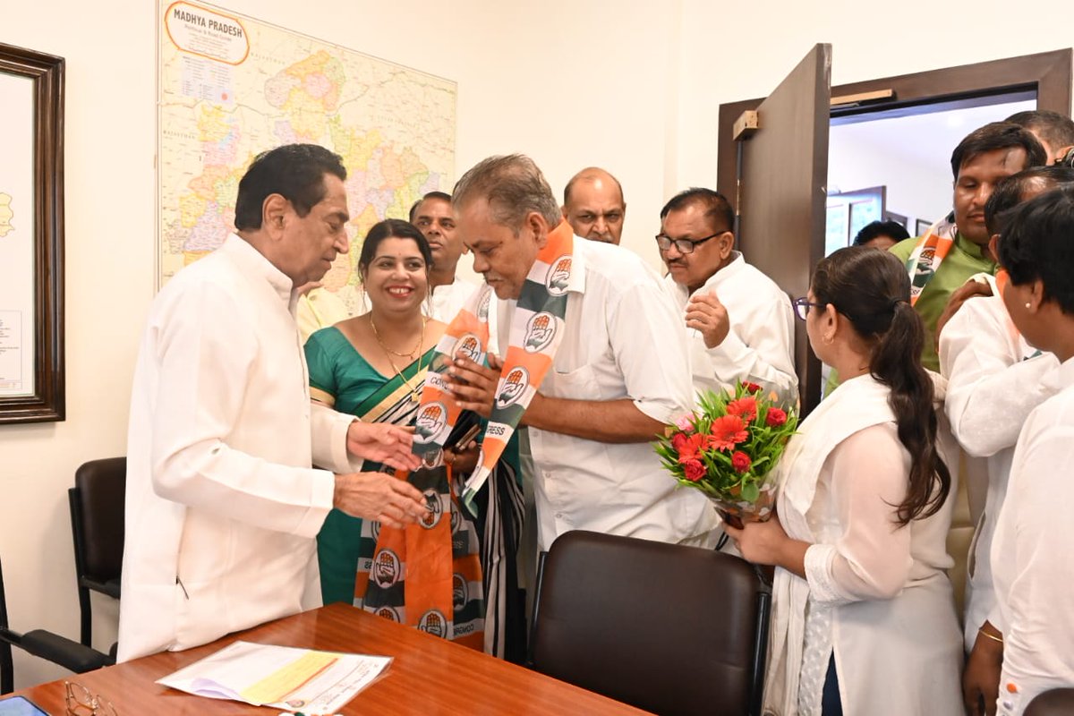 INCMP's tweet photo. प्रदेश कांग्रेस अध्यक्ष कमलनाथ जी के नेतृत्व से प्रभावित होकर कांग्रेस नेता अशोक सिंह जी, विधायक प्रागीलाल जाटव जी एवं शोभा उपाध्याय जी के नेतृत्व में शिवपुरी जिले की करैरा विधानसभा के 12 जनपद सदस्यों ने कांग्रेस की सदस्यता ग्रहण की।

"जय कांग्रेस, विजय कांग्रेस" https://t.co/6sIHBHV4pi