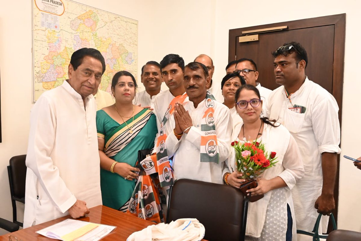 INCMP's tweet photo. प्रदेश कांग्रेस अध्यक्ष कमलनाथ जी के नेतृत्व से प्रभावित होकर कांग्रेस नेता अशोक सिंह जी, विधायक प्रागीलाल जाटव जी एवं शोभा उपाध्याय जी के नेतृत्व में शिवपुरी जिले की करैरा विधानसभा के 12 जनपद सदस्यों ने कांग्रेस की सदस्यता ग्रहण की।

"जय कांग्रेस, विजय कांग्रेस" https://t.co/6sIHBHV4pi