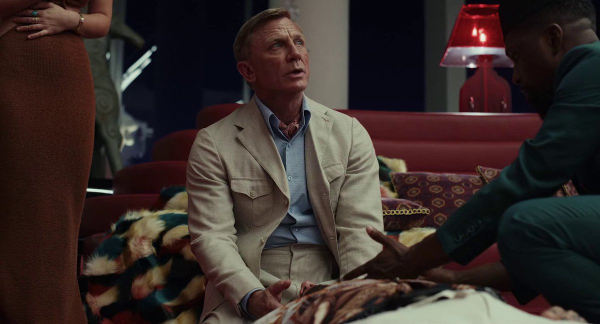 Glass Onion Minute tweet media