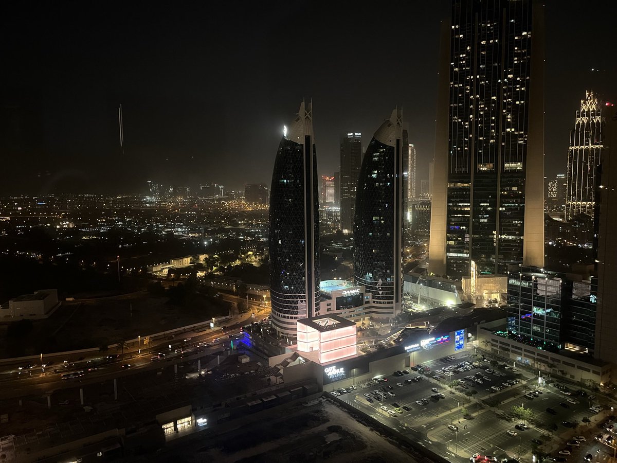 It’s official- Dubai is the most picturesque city at night😍😍 #dubaiatnight