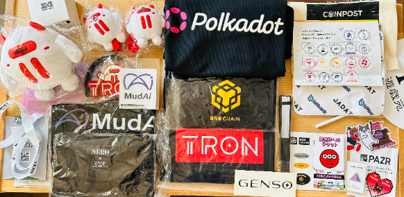 0x_tama's tweet image. 本日WebXに行ってきました。
添付画像が戦利品です🥳(大量です！)

さて、WebXですがチケット受け取ったらすぐに展示ホールに入る導線の為、事前に下調べが無いと結構迷いました。
明日迷う人が少しでも減るように簡単にツリーでまとめます。
#WebX2023 #WebX時代