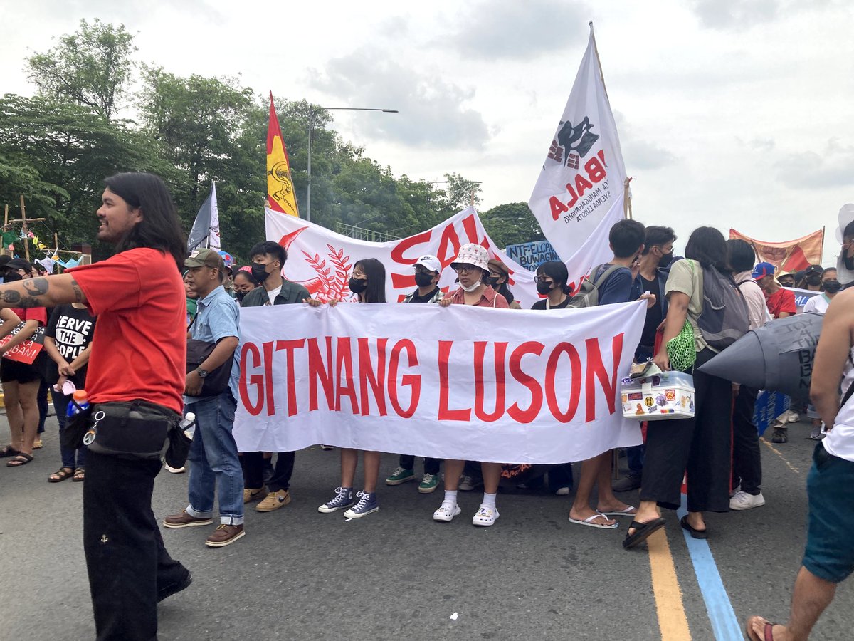 KPLTarlac's tweet photo. TIGNAN 📢

Nakiisa ang Kabataan Partylist Tarlac sa People's SONA, kasama ang mga iba't-ibang progresibong organisasyon ng Gitnang Luson, kahapon ng umaga, July 24 sa kahabaan ng Commonwealth Avenue para ipanawagan ang iba't-ibang isyung kinakaharap ng Tarlak at Gitnang Luson. https://t.co/PP8BgaqeDb