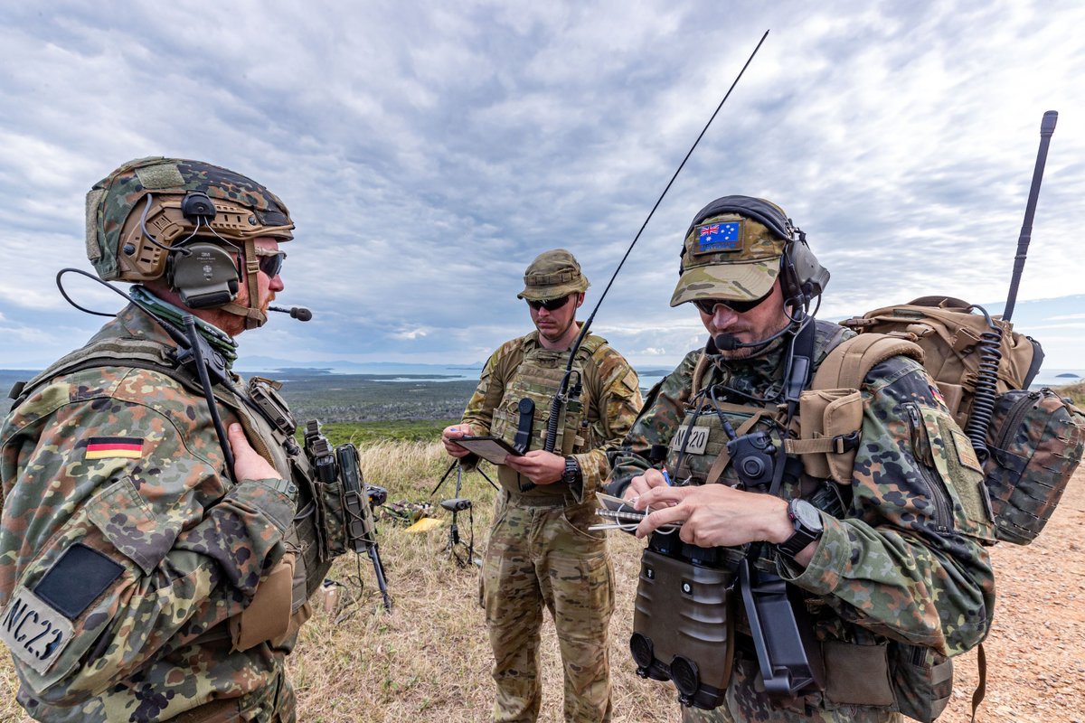 Deutsches_Heer's tweet photo. Gemeinsam mit Luftfahrzeugen von 🇦🇺 #AusArmy koordinieren die 🇩🇪 JTACs vom #Fallschirmjägerregiment31 #Heer den Angriff aus der  Luft bei #TalismanSabre2023 @AustralianArmy. Ziel: Den Bodentruppen den Weg für den weiteren Angriff freizumachen. https://t.co/xAIFfFn2ns