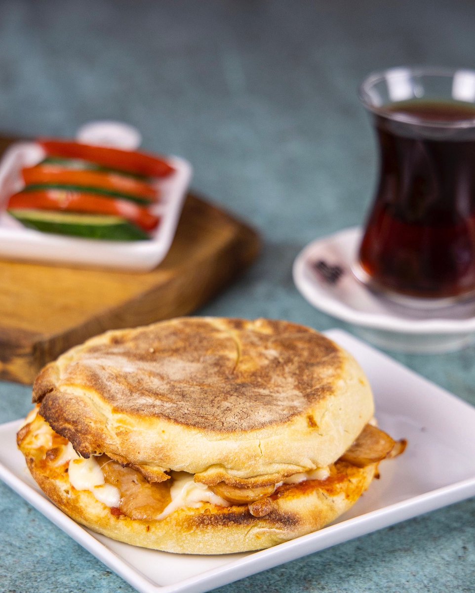 Fırından lezzetlerde bugün; 
Pizza sosu ve mozarella peynirini sosis ile buluşturup fırınladığımız,   domates ve salatalık ile servis ettiğimiz #bazlamatost 😍😍
•
•
#maslak #sarıyer #nurolplaza #firinsanati #bazlama #tost #toast #fırın #fırıntost #fırındanlezzetler