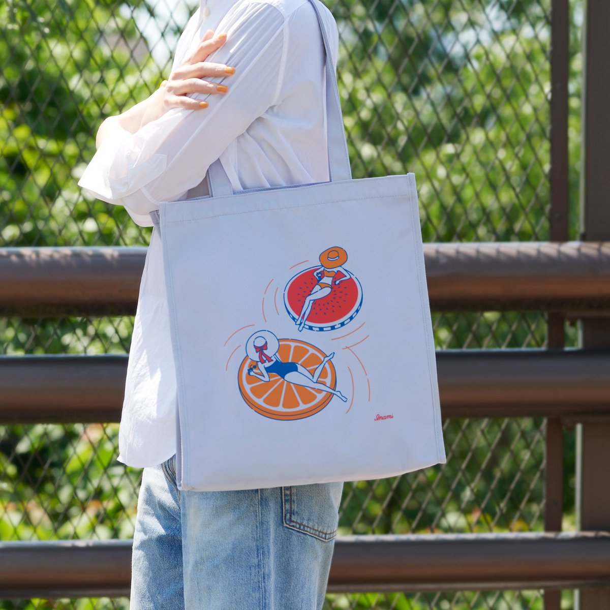 eriinami's tweet photo. ORBIS×ERI INAMI 第2弾☀
オルビス @ORBIS_JP さんの公式サイトで税込¥16,500以上ご購入いただいた方にプレゼントされる、トートバッグを制作しました！ゆらゆらと水の上を漂って夏を楽しんでいるシーンをビジュアルにしました🍉🍊 https://t.co/gxCKt82o0H