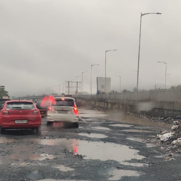 Spotted Moon at Ghodbunder Road. <a href="/mahapwdofficial/">MahaPWD</a> <a href="/RaviDadaChavan/">Ravindra Chavan</a> <a href="/MMRDAOfficial/">MMRDA</a> #thane #mumbai