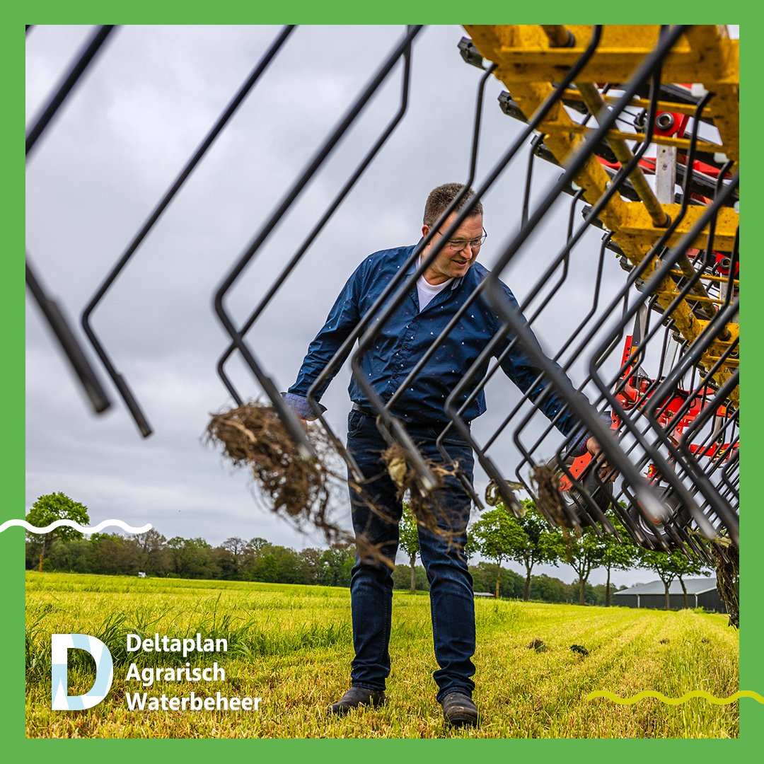 DAW_NL's tweet photo. 🚜| Albert Jan Knijp, loonwerker, akkerbouwer en melkveehouder uit Drenthe, is deelnemer aan het Deltaplan Agrarisch Waterbeheer netwerk van demobedrijven. Hij deelde zijn ervaring met mechanisch onkruidbeheer tijdens een inspirerende bijeenkomst 

👀📽️https://t.co/7cM58IiIFW https://t.co/qmcefvm2RA