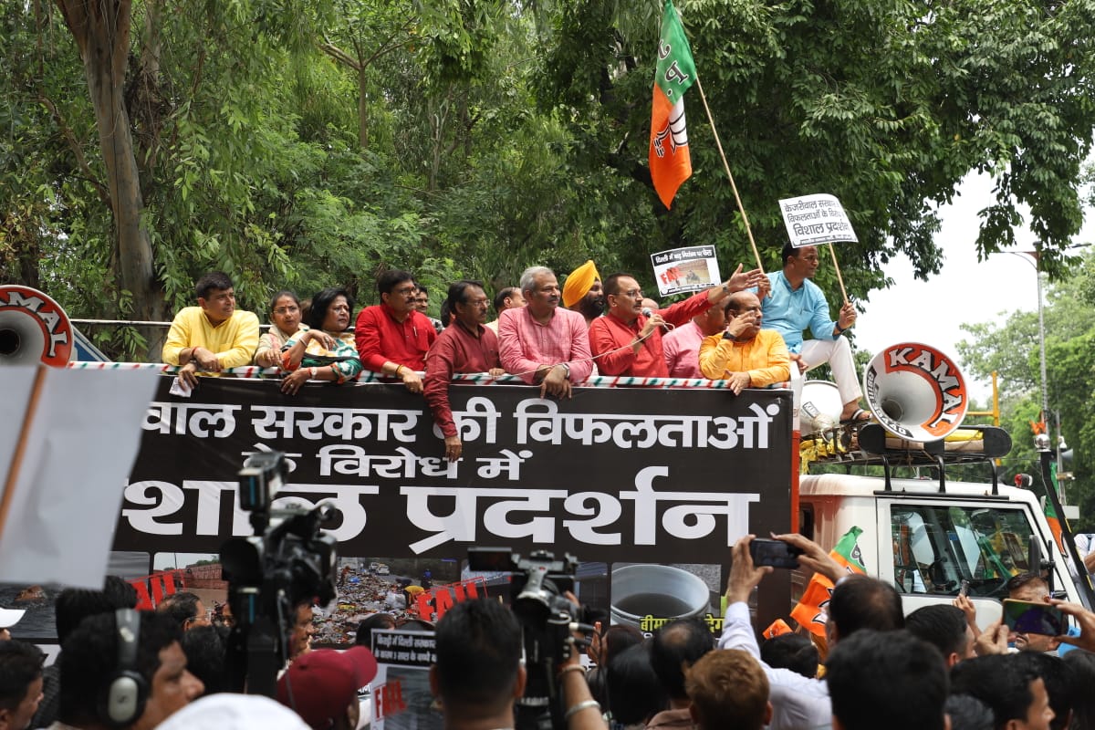Virend_Sachdeva's tweet photo. केजरीवाल सरकार की विफलताओं के
विरोध में आज AAP मुख्यालय के बाहर विशाल प्रदर्शन किया। 

अरविंद केजरीवाल हर मोर्चे पर फ़ेल साबित हुए हैं और दिल्ली की जन��ा से किये गए वादों पर हमेशा से ही यू-टर्न लेते आए हैं। आज दिल्ली की जनता केजरीवाल सरकार से बुरी तरह परेशान हो चुकी है। मुख्यमंत्री को दिल्ली के विकास कार्यों पर पैसा लगाना चाहिए था पर उन्होंने अपना झूठा प्रचार और शीशमहल बनवाने में पैसा बर्बाद किया। केजरीवाल के कारण जनता की जान पर बन आई है, कहीं बसों में आग लगती है तो कहीं पानी में डूबने से मौत हो रही है पर केजरीवाल राजनीतिक भ्रमण करने में व्यस���त हैं। 

ऐसे भ्रष्ट और कामचोर मुख्यमंत्री ��रविंद केजरीवाल को अपने पद पर बने रहने का कोई हक नहीं है। अरविंद केजरीवाल को इस्तीफा देना चाहिए। 

नेता प्रतिपक्ष श्री @RamvirBidhuri उपस्थित रहे।

@blsanthosh @ANI @PTI_News