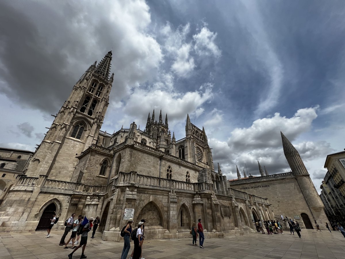 RCFLyon's tweet photo. #JMJ 🇵🇹 Burgos, en Espagne 🇪🇸 : visite du berceau de la Vieille-Castille, sa cathédrale Sainte-Marie et l'Iglesia del Carmen.

👉 Parmi les 42 groupes du @diocesedelyon, les 3 prêtres et 7 pèlerins du diocèse jumelé d'Antélias 🇱🇧 : https://t.co/n8g4ChTdEs

(2/6) https://t.co/AWGdd2Kcx0