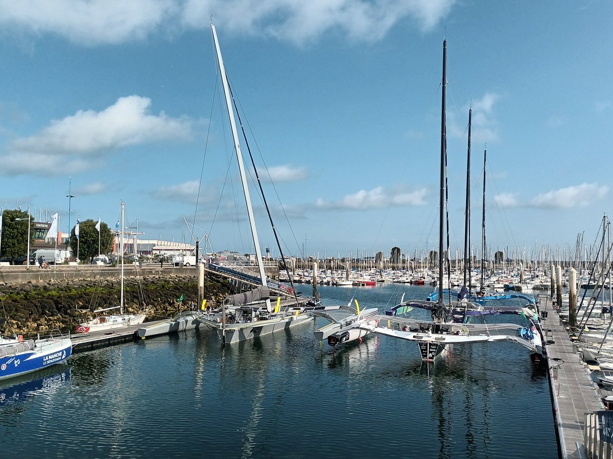 MichelRougerMR's tweet image. #Cherbourg #CotentinUnique 
L&apos;équipe de la @Cite_de_la_Mer est présente sur le village de la #RolexFastnetRace avec les amis de @Mancheiles 👍
N&apos;hésitez pas à nous rendre visite en venant faire un tour sur le port pour admirer les bateaux de la course ! #rolexFastnetCherbourg