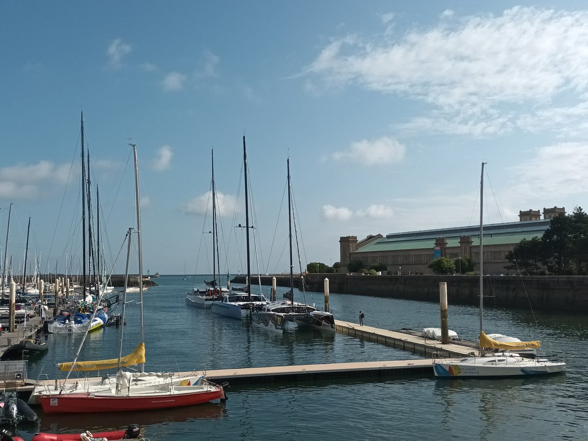 MichelRougerMR's tweet image. #Cherbourg #CotentinUnique 
L&apos;équipe de la @Cite_de_la_Mer est présente sur le village de la #RolexFastnetRace avec les amis de @Mancheiles 👍
N&apos;hésitez pas à nous rendre visite en venant faire un tour sur le port pour admirer les bateaux de la course ! #rolexFastnetCherbourg