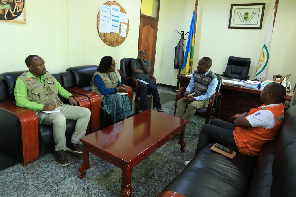 RutsiroDistrict's tweet photo. Mayor @Promulindwa yakiriye Umuyobozi wa @WVRwanda ku rwego rw'Igihugu Pauline Okumu mu ruzinduko rwo gutsura umubano. 
Mayor arashimira World Vision uruhare rwayo mu gutabara abaturage bahuye n'ibiza. World vision irashimira ubufatanye n'ubushake bw'Akarere mu gukemura ibibazo. https://t.co/16TtGAlGk0