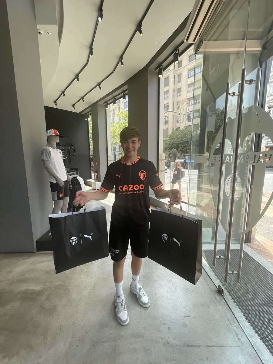 VcfStan's tweet photo. Buenos dias de mis Valencianistas nuevos 🦇 Me llamo es Stan y yo soy un Valencianista de Inglattera. Tengo diece nueve años y he visitado Valencia y la Mestalla tres veces. Me encanta el club, el equipo, el estadio y los simpatizantes! Creo que estamos el mejor equipo del mundo https://t.co/uAVzI8jTbJ