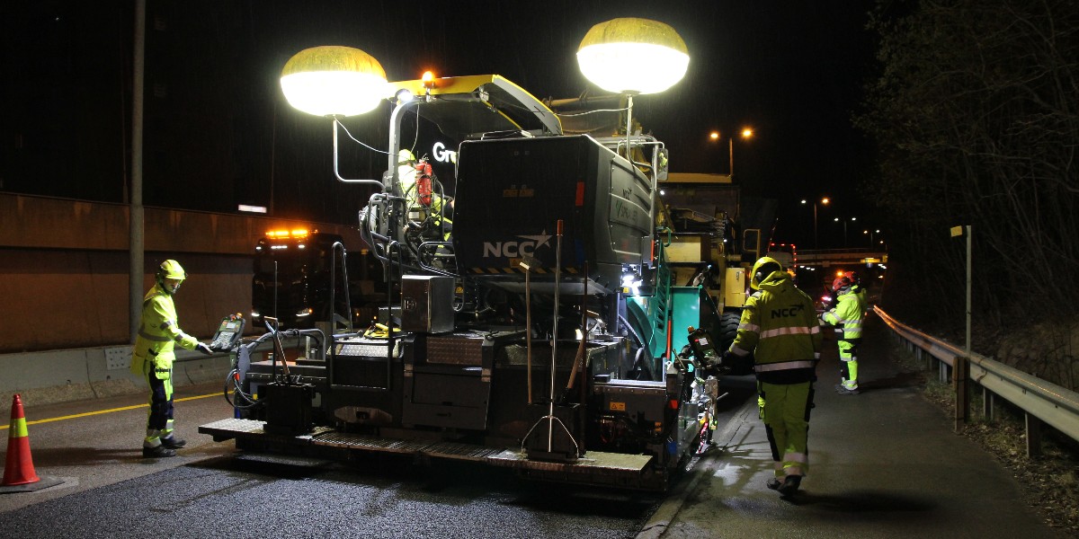 NCCnorge's tweet photo. Gi en tommel opp til alle de asfaltarbeiderne som jobber på natten for å gi oss ny asfalt 👍 
#nccnorge #nccindustry #asfalt #nattarbeid #asfaltering #paving https://t.co/BE50DRSMln