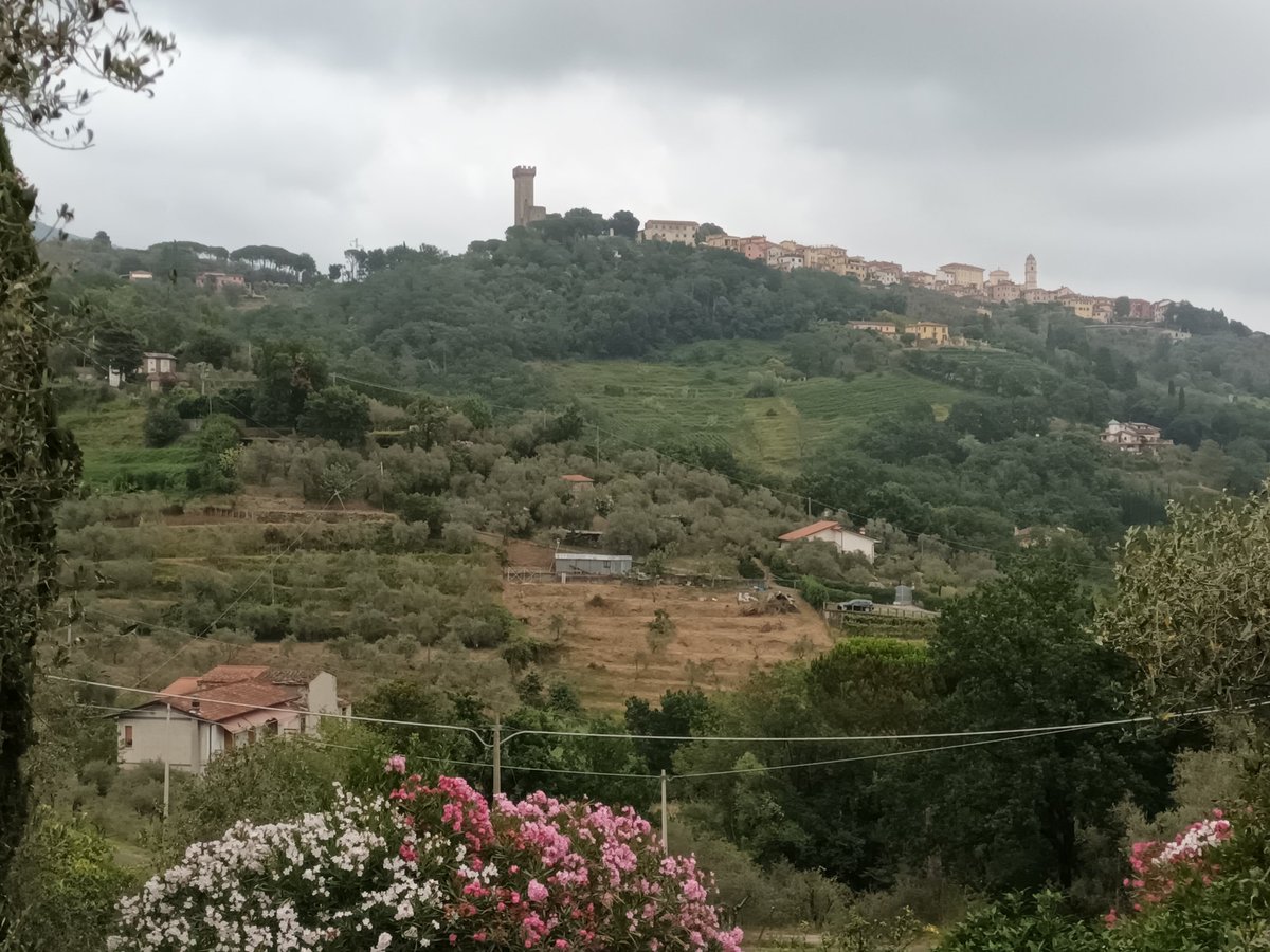 Gisteren aangekomen in Italië, in de buurt van Sarzana. Foto 1 en 2 van de tussenstops in Frankrijk en foto 3 het uitzicht vanaf ons terras, #vakantie
