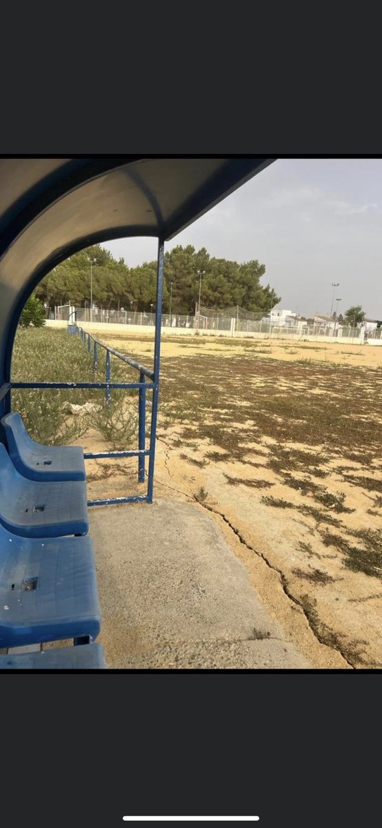 Largo_BC's tweet photo. Este año otra vez cachas despellejadas y codos sangrantes? Y todo gracias a una de las partes que no se mueve para comenzar las obras que en teoría entran a principio de Julio, teniendo ya en nuestro poder el césped y el riego… @maribanez_fc https://t.co/C9BGStaN6D