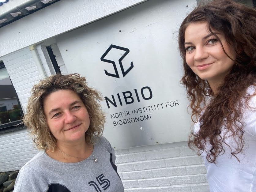 IETU_PL's tweet photo. Staż naukowy przedstawicielek @Ietu w @NIBIO_no Særheim, Norwegia – #Mod4GrIn
✅wymiana wiedzy i doświadczeń - zielone ściany i dachy
✅wykorzystanie rodzimych gatunków roślin w miastach
✅zrównoważone zarządzanie zasobami - #bioekonomia
https://t.co/XFHSfraJYj
@PogrzebaMarta https://t.co/2TpuftsQKn