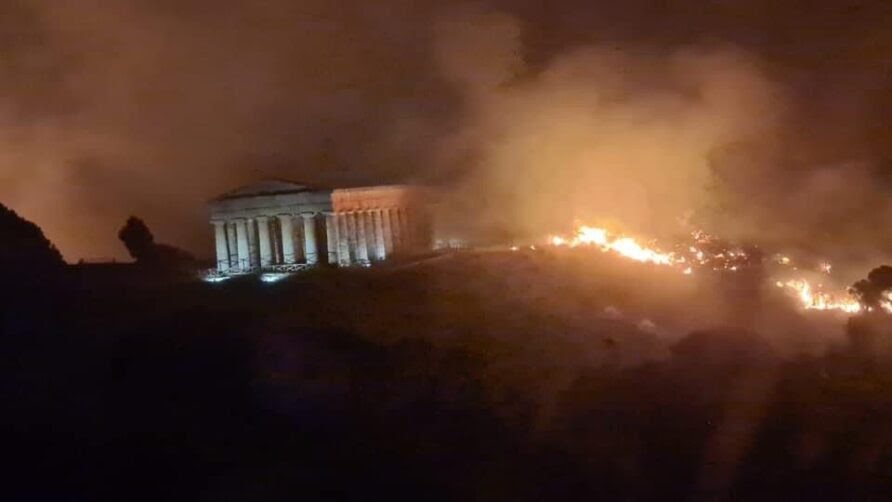 The Doric Temple at Segesta last night. Makes you want to cry.
(Photo: Giornale di Sicilia)