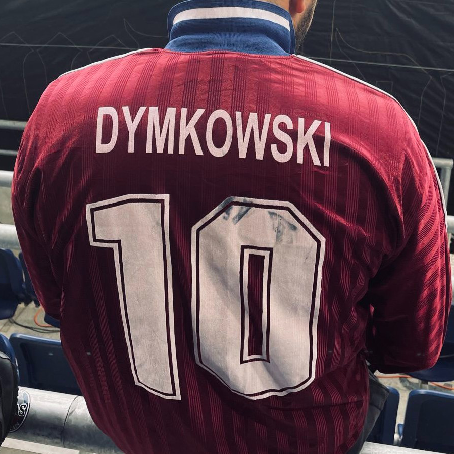 ❗️W trakcie niedzielnego meczu z Widzewem, gdy stadionowe telebimy wskażą 10. minutę spotkania, wraz z <a href="/Portowcy/">Kibice Pogoni</a> prosimy wszystkich o powstanie i oklaski, które dodadzą Robertowi Dymkowskiemu otuchy w dalszej walce z chorobą.

Zbiórka 👉 zrzutka.pl/robertdymkowski

Więcej 👉