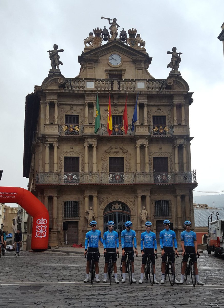 ℹ️ #VueltaPamplona23.
👀 Ya está en marcha la cuarta y última etapa de esta vibrante prueba. 
🏛️Posado de los corredores ante el <a href="/Pamplona_ayto/">Ayuntamiento de Pamplona</a>.
🏁 113 km.
[📷 <a href="/Mertxe_Beriain/">Mertxe Labrador</a>]
#BornFromPassion #EquipoJunior #Iruñerrikoitzulia23
