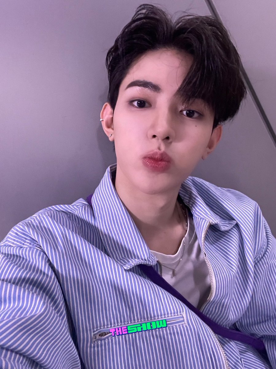 theshow_offcl's tweet photo. [★334회 더쇼초이스 후보②]
아니 요즘 여름인데도 청춘영화가 잘 안나온다���데
다 그으으짓말이었나봐요⁉️⁉️
지금 더쇼 눈앞에서 짱베원이 라잌어하이틴무비씬 청춘 영화 한 편 뚝딱하고 있는데⁉️⁉️
짱베원 무대 보면서 더쇼에서 수박 잡수실?
#더쇼 #ZEROBASEONE #InBloom  @ZB1_official https://t.co/4QqG7Hp018