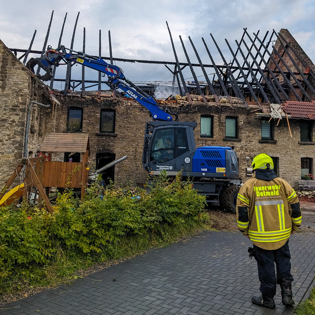 Nach dem schweren Brand in Nienhagen unterstützten wir die Feuerwehr Detmold am Freitagnachmittag bei den Nachlöscharbeiten. Wieder einmal eilte die Fachgruppe Räumen des THW Bünde zur Hilfe und machte die letzten Glutnester mit dem Radbagger zugänglich. thw-detmold.de/aktuelles-eins…