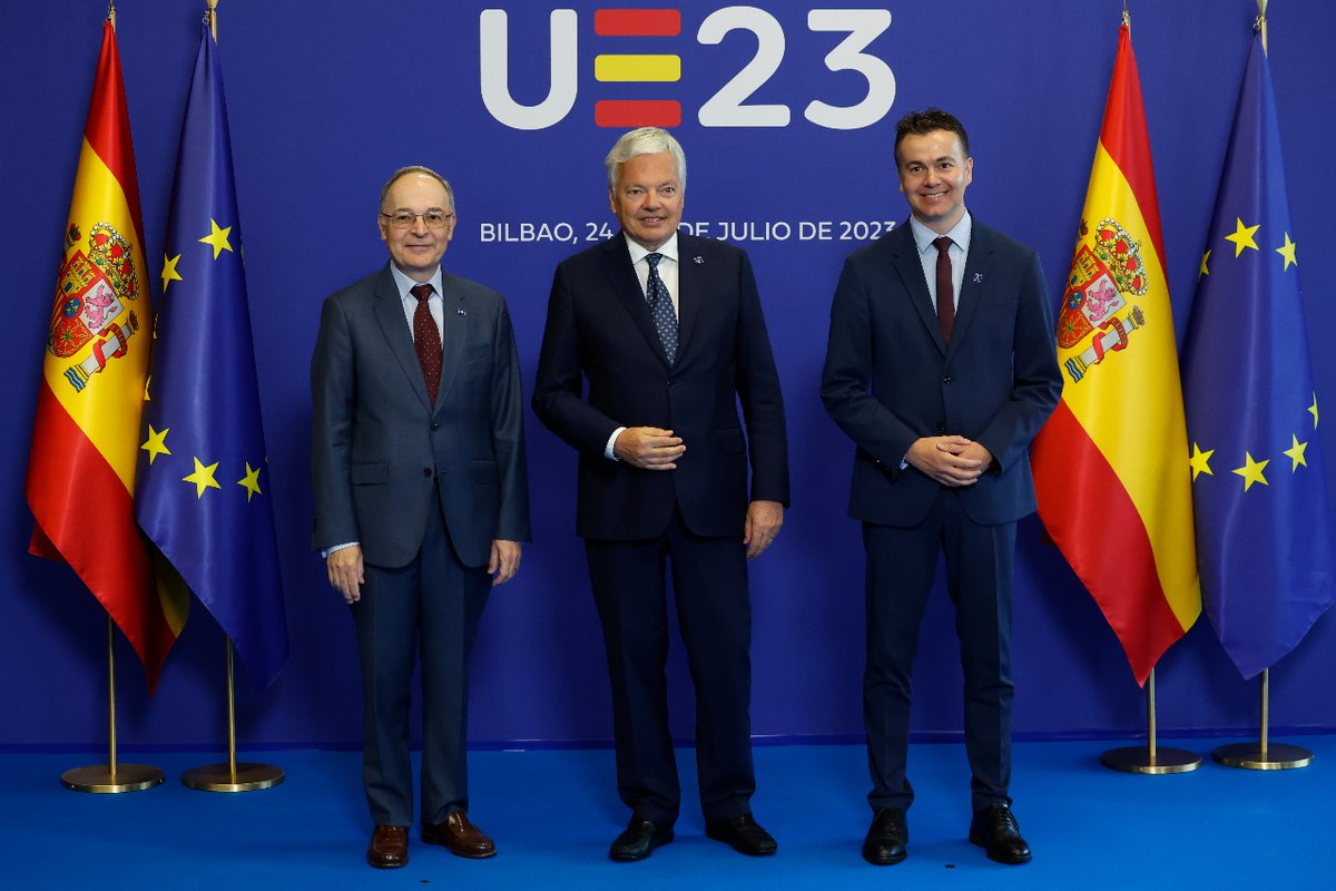 EspanaenUE's tweet photo. @dreynders @Hectorgomezh @MAECgob @mincoturgob #COMPET | 📸 Reunión informal ministerial de Consumo e Industria y Mercado interior que se celebra en Bilbao bajo la Presidencia española del Consejo de la UE, con presencia del Comisario Didier Reynders.

🔗 Más fotografías: https://t.co/6tQpu3cAi5

#EU2023ES https://t.co/IcxM4ZLibk