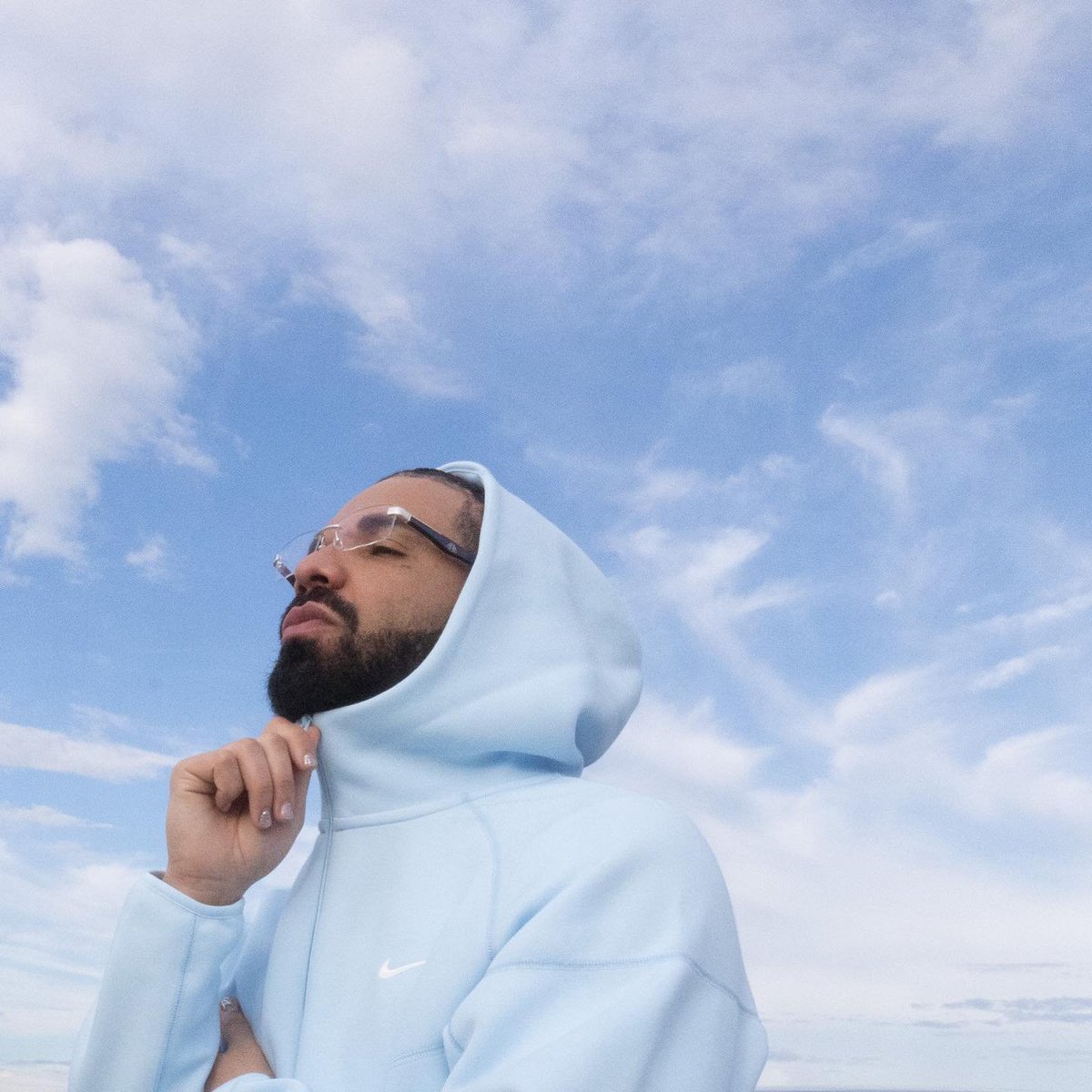 CaminoTV's tweet photo. OH MAIS QUI VOILA-JE !

L'ensemble Nocta Bleu arrive le 28 juillet sur BSTN 

- Veste https://t.co/yNciouXcvY
- Sweat https://t.co/dRhLfTU65F
- Jogging https://t.co/jpCbWYdmUw https://t.co/TSoBlUIumj