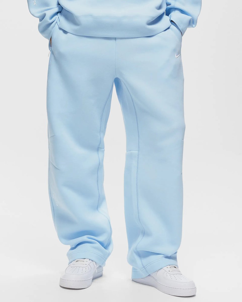 CaminoTV's tweet photo. OH MAIS QUI VOILA-JE !

L'ensemble Nocta Bleu arrive le 28 juillet sur BSTN 

- Veste https://t.co/yNciouXcvY
- Sweat https://t.co/dRhLfTU65F
- Jogging https://t.co/jpCbWYdmUw https://t.co/TSoBlUIumj