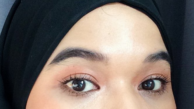 Lagi suka dandan pake mascara. Karena bikin mata keliatan lebih “hidup”dan  sekarang gak perlu takut bulumata rontok akibat keseringan dijepit curler. 

Karena Aku udah nemu lash &amp; brow serum yang bisa nguatin akar bulumata.