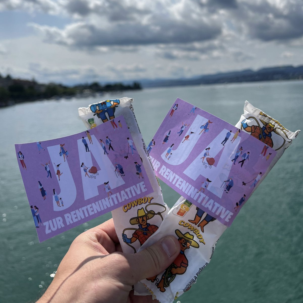 Die #AHV Renten schmelzen uns davon 🍦

Die <a href="/JFZH/">Jungfreisinnige Kanton Zürich</a> verteilten am Wochenende Glacé, um auf die drängenden Probleme in unserer #Altersvorsorge aufmerksam zu machen. Es braucht jetzt nachhaltige Reformen 💪🏻

<a href="/LuisDeplazes/">Luis Deplazes</a> <a href="/d_schoenholzer/">daria</a> <a href="/lea_sonderegger/">Lea Sonderegger</a> <a href="/elmagromilic/">Elma Gromilic</a> <a href="/NoserDavid/">David Noser</a>