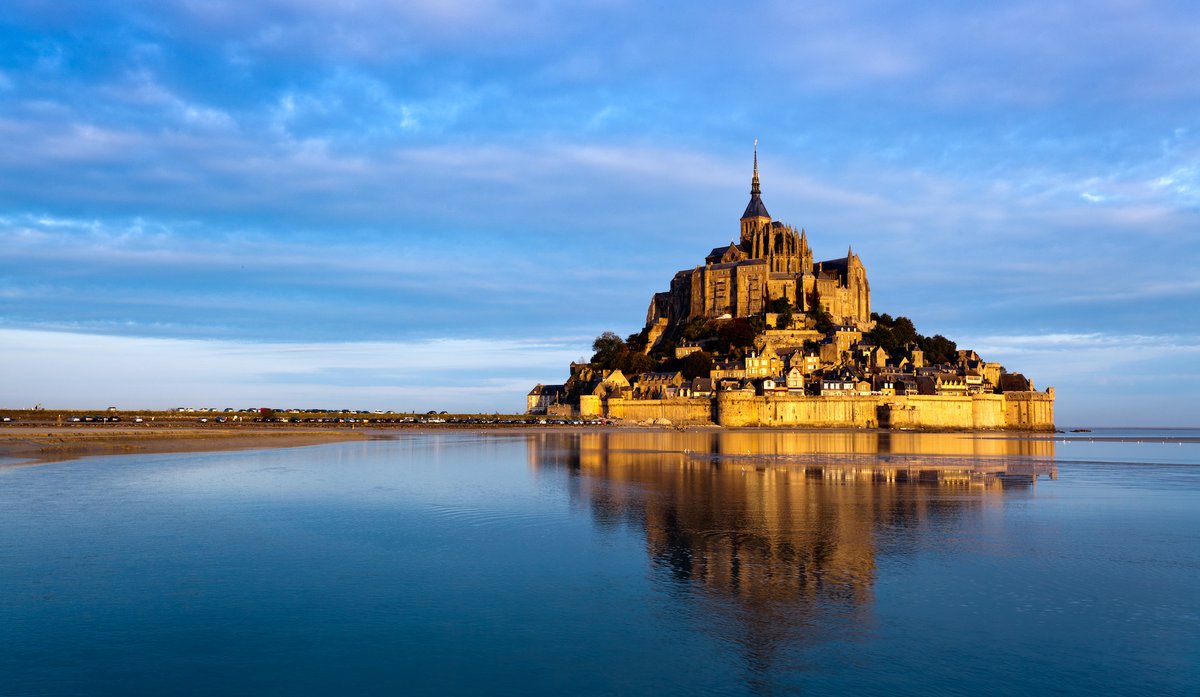 Paanteon's tweet photo. #lemonumentdujour
2023 marque le millénaire de la pose de la première pierre de l’abbatiale romane du Mont Saint-Michel.

Fondée en 966 sur un îlot rocheux au milieu d’une baie exceptionnelle, l'abbaye est l’un des sites touristiques les plus visités de France.
#VivezInspirés https://t.co/8FwzPZejdP