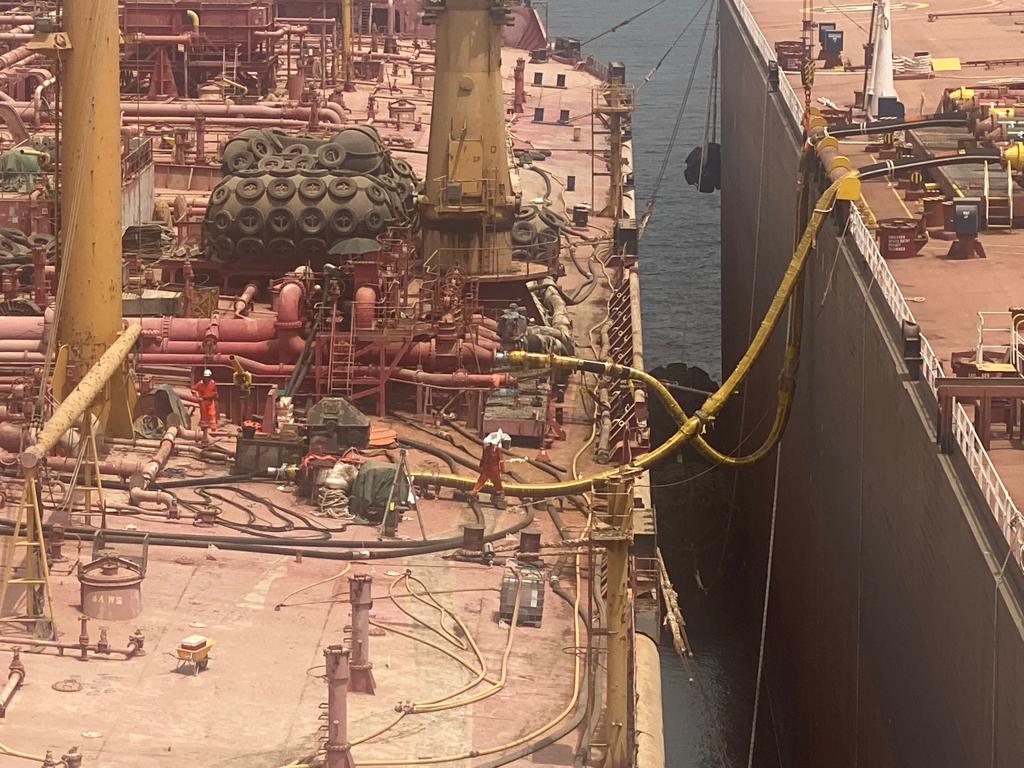 EUinYemen's tweet image. EU welcomes the start of the oil transfer operation from #FSOSafer to the Yemen tanker, preventing a catastrophic oil spill in the Red Sea. Great news for #Yemen, the region and the world, the result of cooperation among Yemeni actors and the intl community under UN lead ...(1/2)
