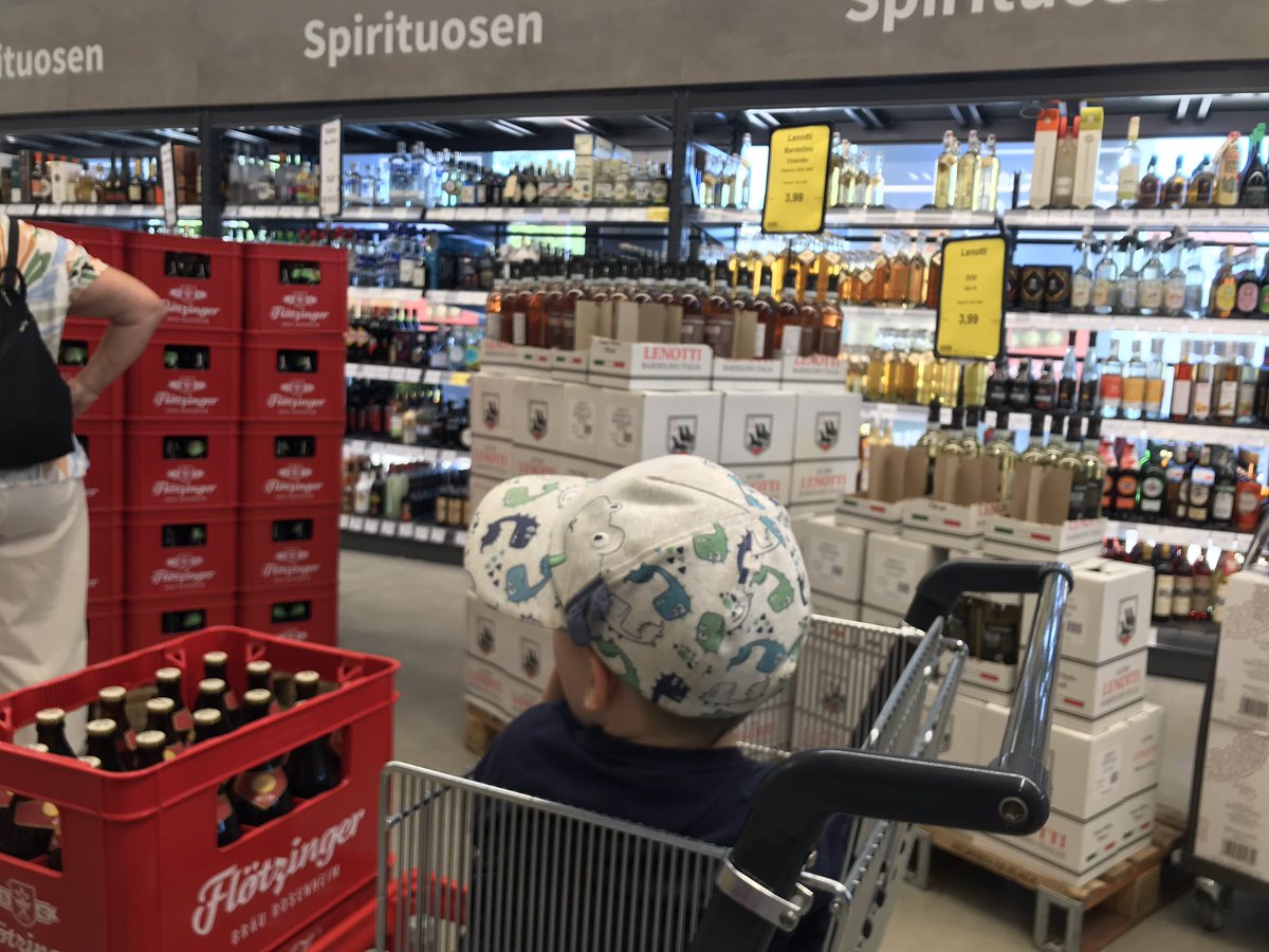 „Wenn wir Drogen legalisieren, gefährdet das die Kinder. Wo ist der Jugendschutz“-Symbolbild 🍻