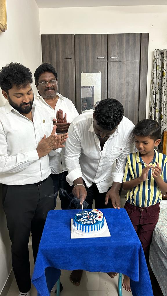 MURUGAN19355022's tweet photo. இன்று எனது பிறந்தநாளை என் அண்ணன் @RVikraman உடன் கொண்டாடிய போது @AnanthZaara @udhayaK56556225 @Karthik46243675 @MartinMano17 #Vikraman #vikku #vaathi #bb6 #vck https://t.co/qaNXtJ70V8