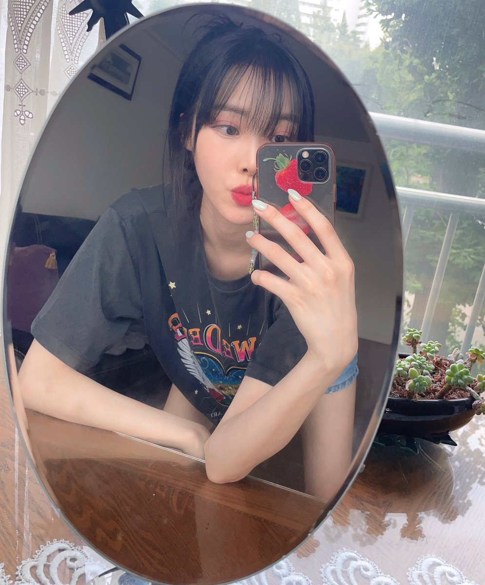 hourly yuju 🐶 tweet media