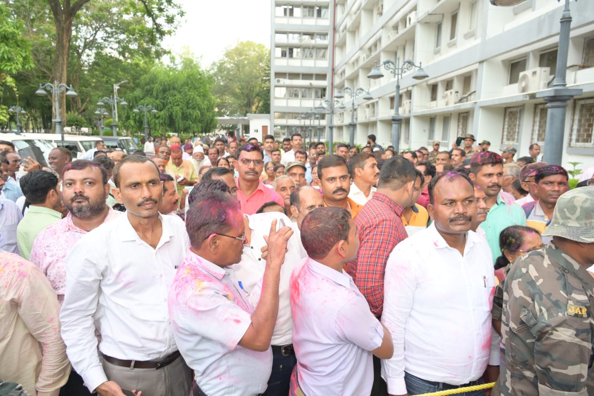 राज्य के सभी वर्गों के लिए दिन-रात कार्य कर रही है आपकी सरकार। 
झारखण्ड मंत्रालय परिसर में झारखण्ड ऑफिसर्स टीचर्स एम्प्लाइज फेडरेशन (JHAROTEF) के प्रतिनिधियों से मिले स्नेह से अभिभूत हूँ। आप जनता की सेवा करने में हमारा साथ दें, आपकी चिंता मुझ पर छोड़ दें। हम साथ मिलकर राज्य की